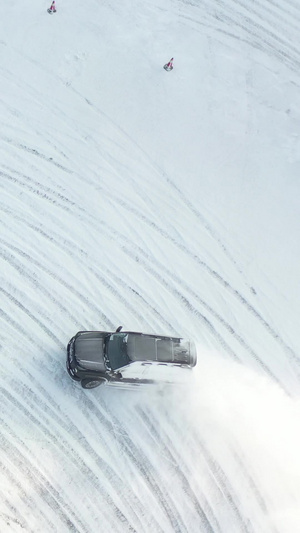 实拍汽车广告俯拍汽车雪地漂移驱动程序11秒视频