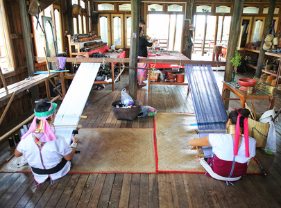 缅甸茵莱湖长颈族妇女织布视频