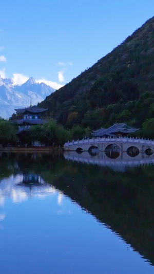 云南旅游远眺玉龙雪山倒影和湖面涟漪自然风光视频素材55秒视频