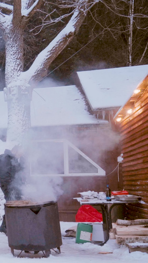冬季雪地露营烧烤篝火10秒视频