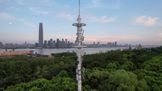 航拍城市街头长江江景无线信号接收器电台5G信号塔4k素材视频