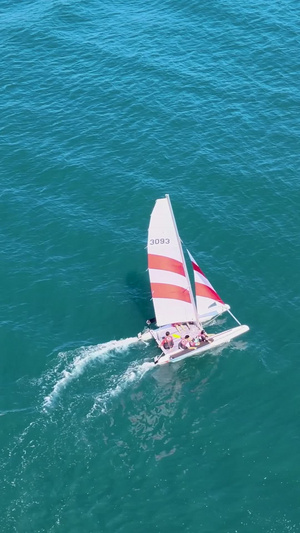 海南岛大海上行驶的帆船实拍57秒视频