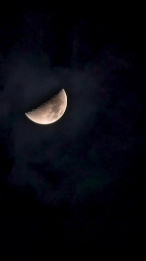 夜空中云彩飘动月亮日月星辰17秒视频
