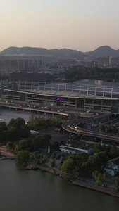 南京火车站玄武湖公园城市地平线夕阳城市群航拍视频