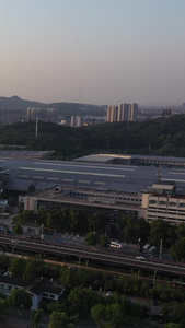 南京火车站玄武湖公园城市地平线夕阳城市群航拍视频