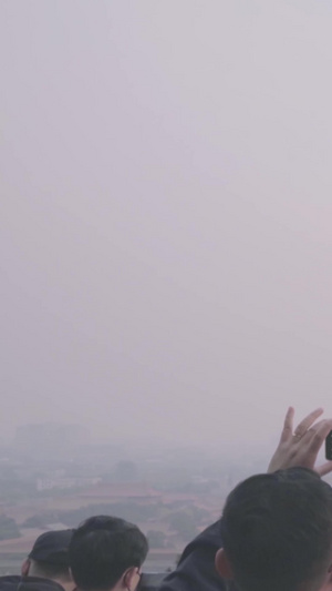 北京清晨看故宫全景拍照的旅客旅游景点9秒视频