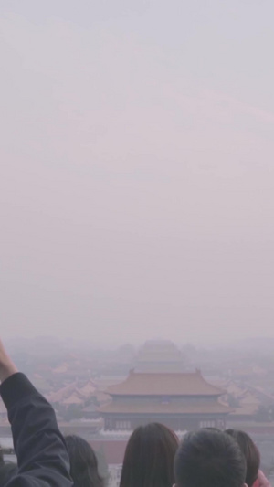 北京清晨看故宫全景拍照的旅客游客拍摄9秒视频