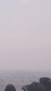 北京清晨看故宫全景拍照的旅客旅游景点视频