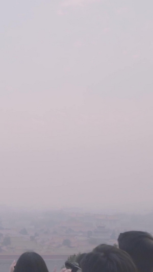 北京清晨看故宫全景拍照的旅客旅游景点9秒视频