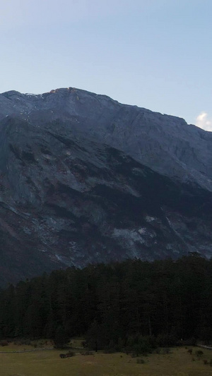 高山草甸雪山森林航拍雪山航拍10秒视频