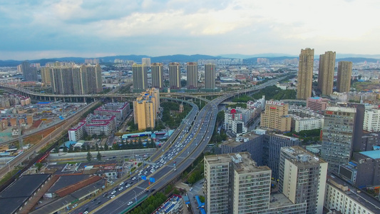 4k昆明发展中城市高架桥建筑风景航拍视频