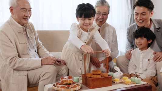 一家人庆祝中秋节日视频