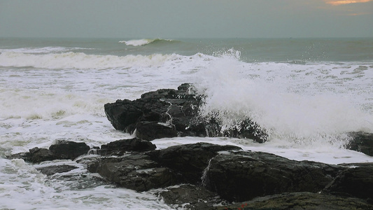 一波波海浪拍打着焦石[碳酸盐岩]视频