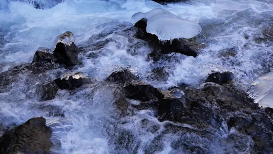 水冰川水滴滴水融化水水滴白酒冰雪山水源水视频