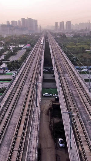 黄昏高铁在轨道上行驶航拍视频高速铁路14秒视频
