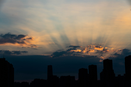 8K城市夕阳风景耶稣光延时视频