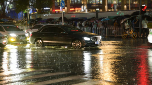 4K雨天车辆行驶过积水道路15秒视频