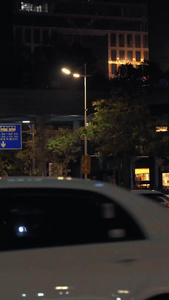 城市的夜晚交通生活空镜十字路口视频