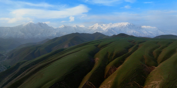 新疆昆仑天路天山雪山高山草甸草原视频
