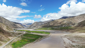 西藏雅鲁藏布江河畔油菜花田航拍视频73秒视频
