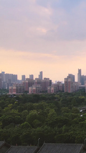 航拍风光城市夕阳晚霞天空城市旅游小镇素材城市建设视频