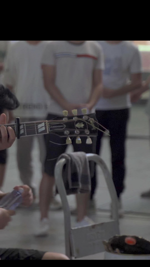 街头艺人吉他弹奏演唱民谣街头表演37秒视频