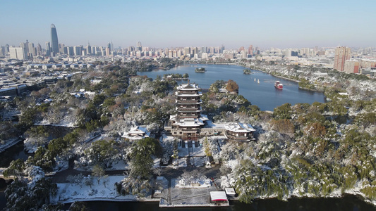 山东济南大明湖冬天雪景航拍视频