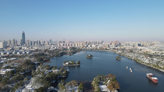 山东济南大明湖冬天雪景航拍视频