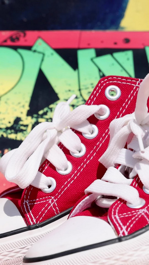 滑板运动装备小红鞋9秒视频