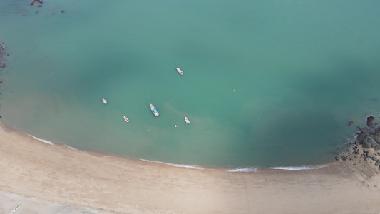 航拍大海海浪沙滩海洋渔船自然风光视频