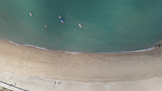 航拍大海海浪沙滩海洋渔船自然风光视频