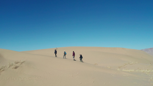 航拍沙漠徒步视频