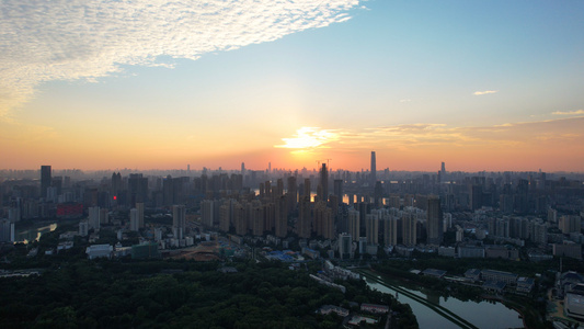 航拍城市天际线街景晴朗天空夕阳落日晚霞自然4k素材[自然而然]视频