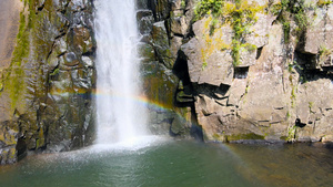 溪口雪窦山三隐谭阳光下瀑布中的彩虹实拍4K23秒视频