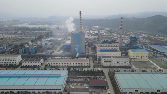 航拍工业生产厂房烟冲排烟废气排放环保视频
