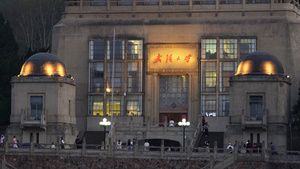 武汉地标历史古建筑武汉大学老教学楼夜景53秒视频