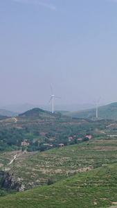 夏季山顶的风力发电机航拍视频新能源视频