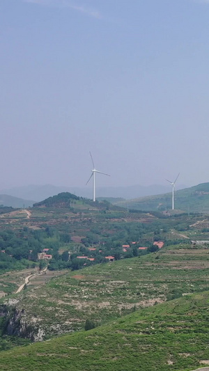 夏季山顶的风力发电机航拍视频新能源54秒视频