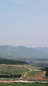 夏季山顶的风力发电机航拍视频自然风光视频