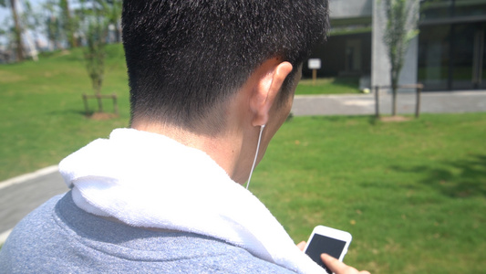 运动男青年使用手机视频