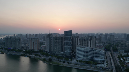 湖北襄阳城市日落晚霞夕阳航拍视频