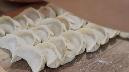 春节包饺子视频