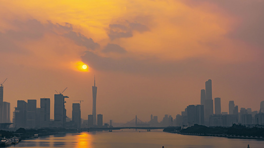 8K雾霾朦胧的广州珠江日落风光延时视频