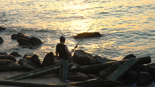 泰国大海海滨夕阳海钓实拍4K视频
