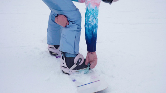 冬季体育运动穿着滑雪单板视频