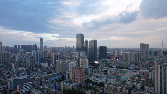 航拍城市晚霞夕阳天空落日自然天气地标建筑天际线高楼街景4k素材视频