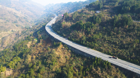 4K航拍中国西部山区高速公路汽车行驶视频