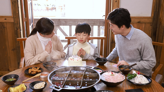 男孩过生日许愿视频