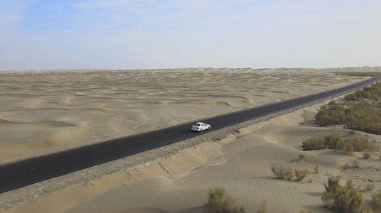 4k航拍新疆喀什沙漠里飞驰的汽车视频