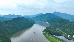 4K航拍黄山新安江风景区游船观光山河风光峡谷自然风景20秒视频